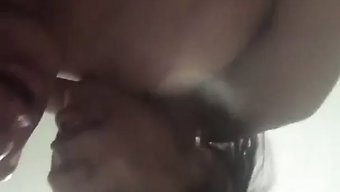 年轻少女支配着胸部丰...