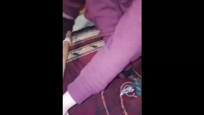 性欲旺盛的哈萨克女孩被羞辱并被猛烈地操