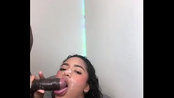 拉丁裔少女热情地口交...