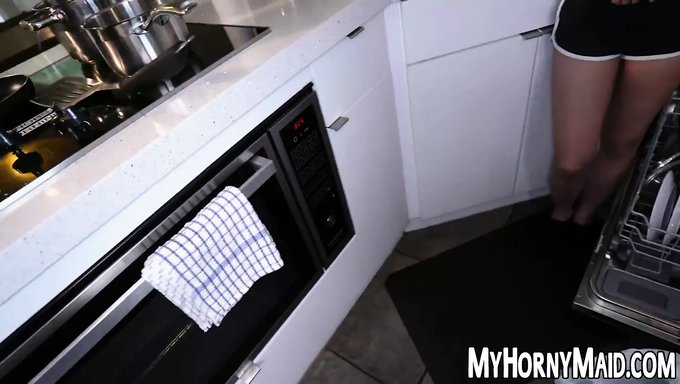 这个亚洲女佣知道如何处理大鸡巴