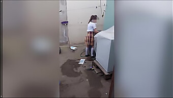 大学生在淋浴间里洗内衣