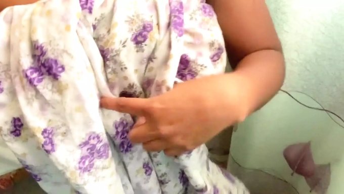 斯里兰卡女孩用假阳具独自玩耍