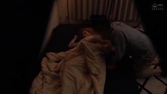 业余情侣与苗条的棕发...