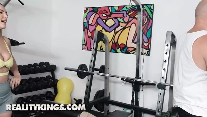 Joslyn Jane在激烈的口交和射精之前诱惑j-Mac - Reality Kings