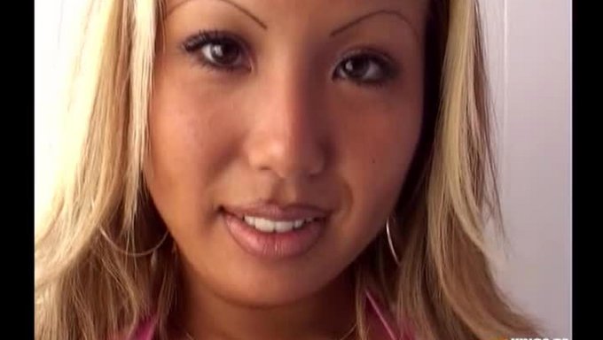 亚洲美女在浴室里享受肛交和中出