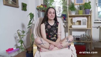 棕发女孩用修剪整齐的...