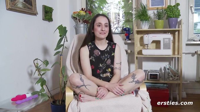棕发女孩用修剪整齐的鸡巴自我取乐。