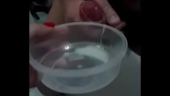 美女喝下男友的精液