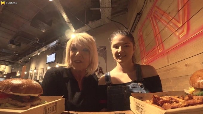成熟的女同性恋用古怪的玩具实验