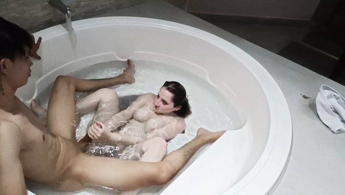 哥伦比亚夫妇沉迷于足部恋物癖并在淋浴中喷射