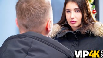与一个性感的棕发女郎...