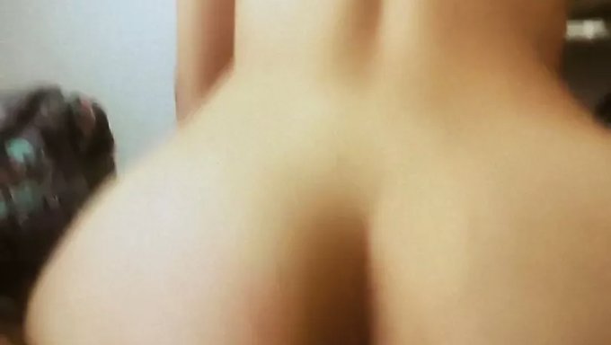 土耳其大学生在宿舍房间里被插入她紧绷的阴道