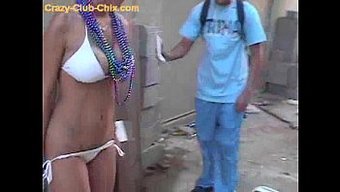 少女啦啦队长与黑人男...