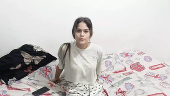 大天然乳房的少女被男...