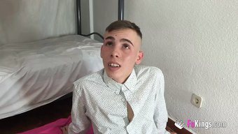 小胸部的拉丁美女给了...