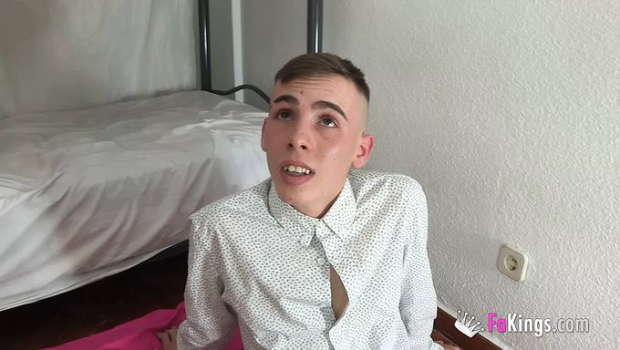 小胸部的拉丁美女给了一个懒散的口交并接受了面部射精