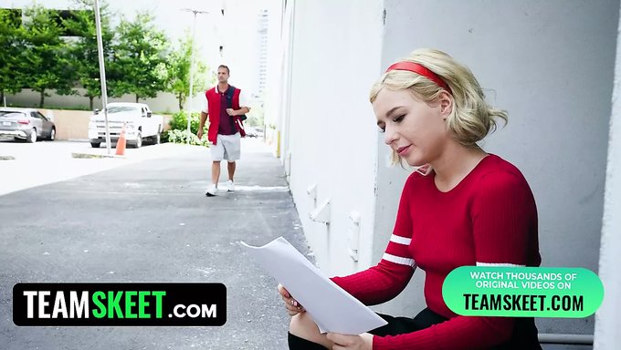 美国宝贝minxx Marley在她的阴道里享受热辣的内射