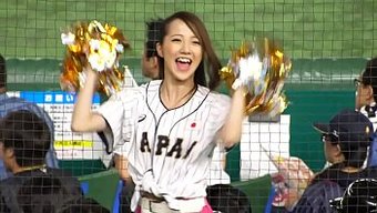 日本少女被舔阴部并被...