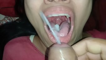 妻子热切地给男友手淫...