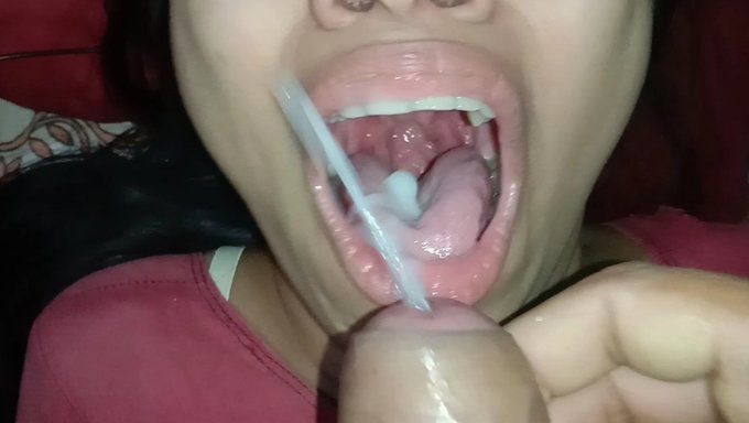 妻子热切地给男友手淫并吞下他的精液