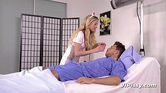 护士和病人在淋浴间撒...
