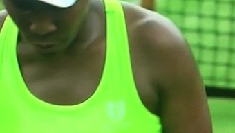 网球选手的弹跳乳房和硬乳头