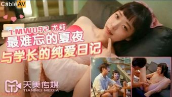瘦弱的少女被阳光明媚...