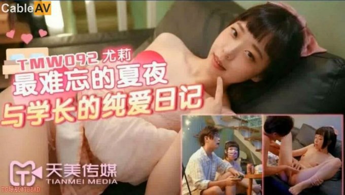 瘦弱的少女被阳光明媚的户外性爱所吸引,导致高潮