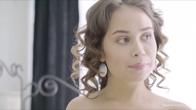 Jenny Ferri的第一次性经历涉及口交快感