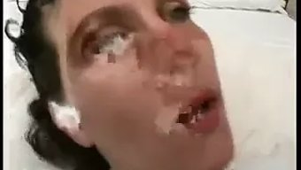 毛茸茸的成熟女孩被肛交插入
