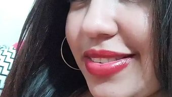 一个年轻的棕发女郎,...