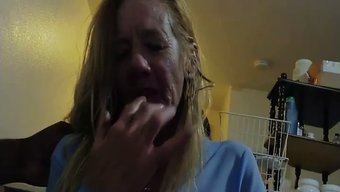 成熟的白人女性在自制...