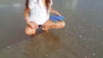 独自的女孩在网络摄像...