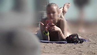 少年在海滩上的暴露狂...