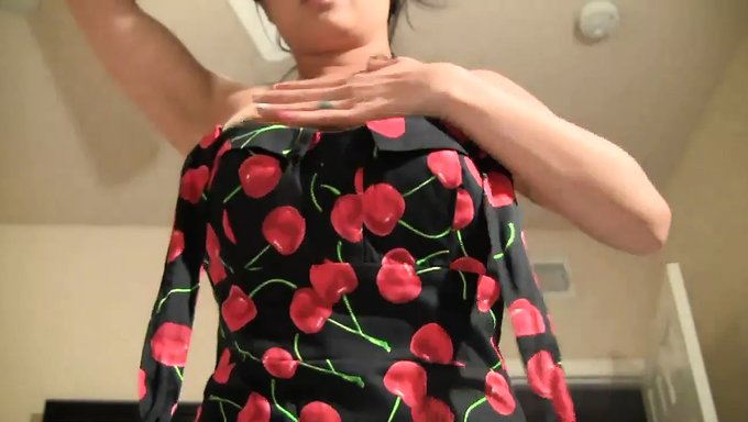 Nicole Oring与大自然乳房的近距离接触
