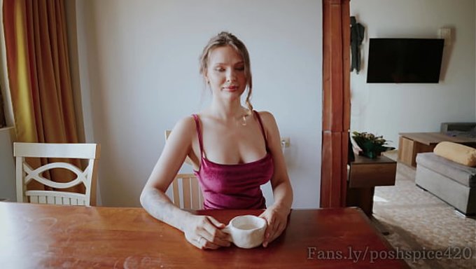 Alexa Poshspisy的丈夫看着她给一个陌生人深喉口交。