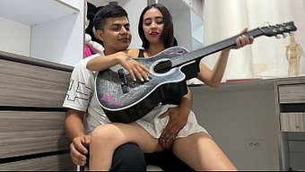 继姐的紧张让我乞求他...